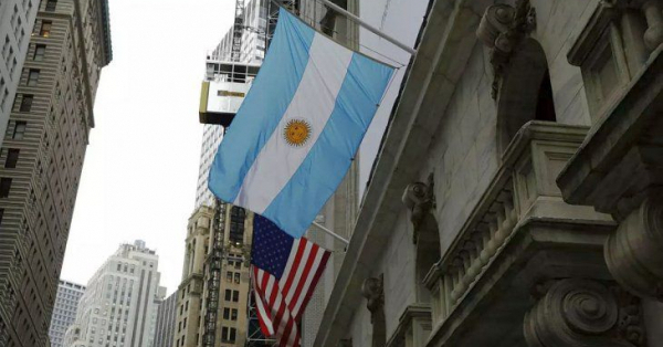 ADRs argentinos caen hasta 4,8% y riesgo país toca su máximo de agosto